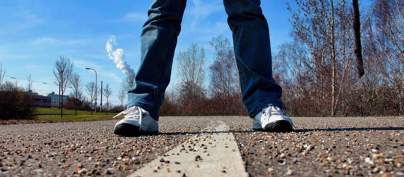 Νέα έρευνα: Αυξημένος ο κίνδυνος σοβαρής Covid-19 & θανάτου για όσους περπατάνε αργά